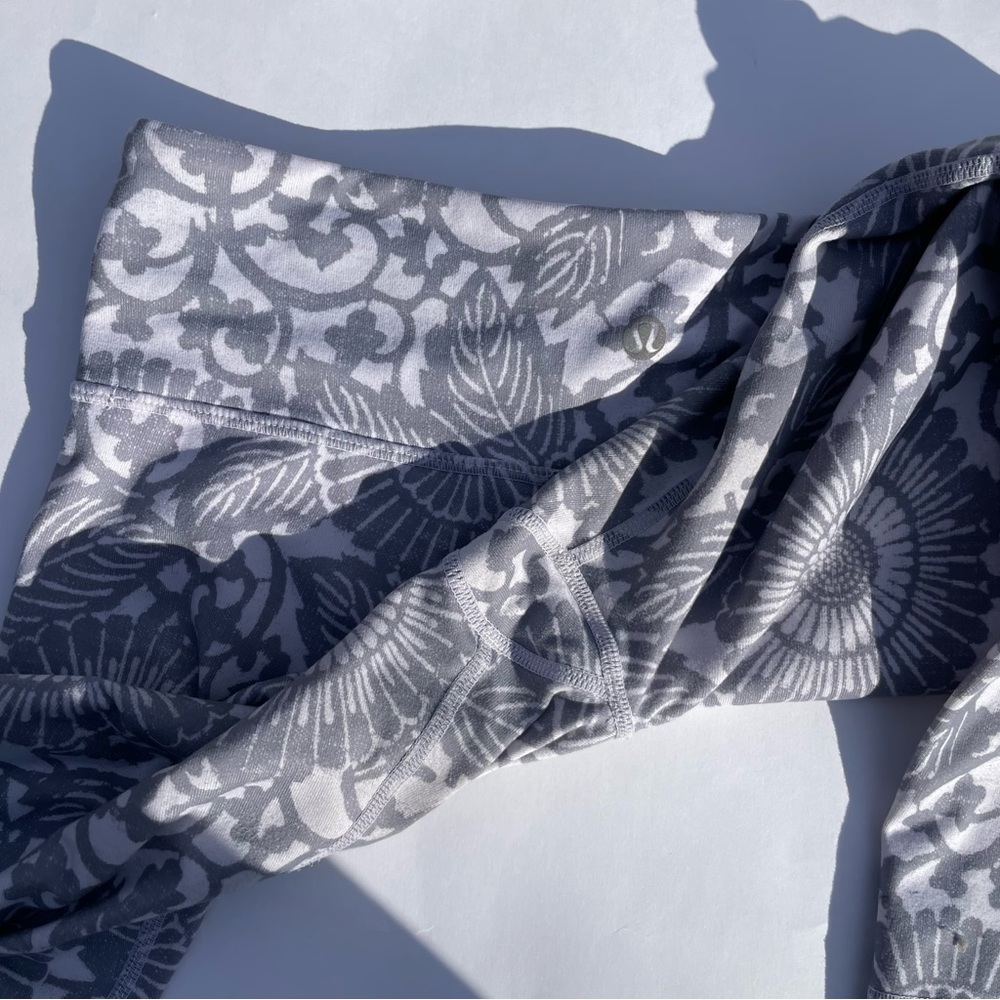Lululemon Wunder Under Crop Legging Fossil Grey Beachy Floral w white Rare 6 - Picture 9 of 10